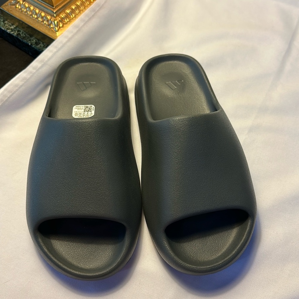 ADIDAS YEEZY SLIDE